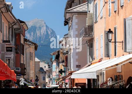 Street Scene lungo Rue Clovis Hugues, Embrun, Gap, Hautes-Alpes, Provence-Alpes-Cote d’Azur, Francia Foto Stock