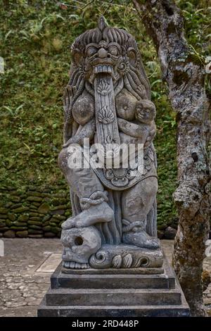 Il tempio di Tirta Empul è un tempio indù balinese sull'acqua a Bali, Indonesia, costituito da un petirtaan o da una struttura balneare, famosa per le sue acque sorgive sacre Foto Stock