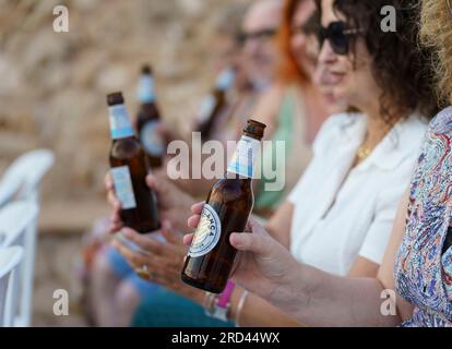 Donne di mezza età che bevono birra, Fortí, Cala d’Or, Santanyí, Maiorca, Isole Baleari, Foto Stock