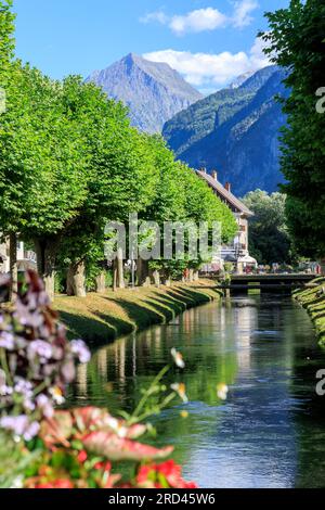 La Rive scorre attraverso la città di le Bourg-d Oisans, Grenoble, Isere, Auvergne-Rodano-Alpes, Francia Foto Stock