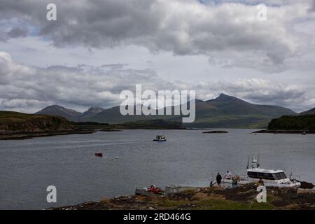 Montagne di Mull, Beinn Mhòr, Beinn Fahda, Beinn nan Gabhar e Beinn Ghraig dall'isola di Ulva, isola di Mull Foto Stock