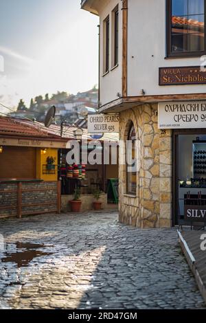 Ohrid, Macedonia - 05.04.2023: Via Ohrid nella città vecchia di Ohrid, Macedonia del Nord. Foto Stock