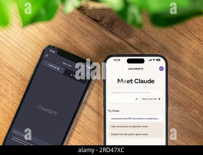 Icone Claude 2 ai e ChatGPT visualizzate in un iPhone Foto Stock