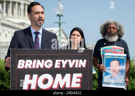 Il rappresentante degli Stati Uniti Joaquin Castro (Democratico del Texas) offre delle osservazioni per chiedere il rilascio dell'avvocato di Los Angeles Eyvin Hernandez al Campidoglio degli Stati Uniti a Washington, DC, martedì 18 luglio 2023. Il signor Hernandez è stato arrestato in Venezuela dal marzo 2022. Credito: Rod Lamkey/CNP Foto Stock