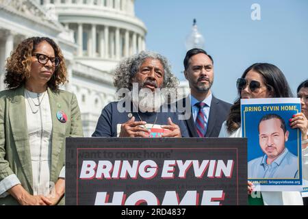 Pedro Martinez, padre di Eyvin Hernandez, chiede il rilascio di suo figlio, l'avvocato di Los Angeles Eyvin Hernandez, al Campidoglio degli Stati Uniti a Washington, DC, martedì 18 luglio 2023. Il signor Hernandez è stato arrestato in Venezuela dal marzo 2022. Credito: Rod Lamkey/CNP Foto Stock