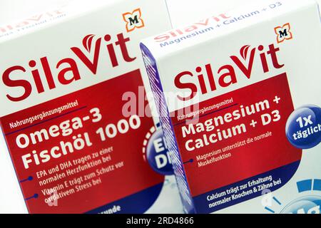 SilaVit Omega 3 Fischöl 1000 und magnesio calcio D3 Foto Stock