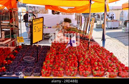 Frutta, frutti di bosco e verdura in vendita nella piazza del mercato di Kauppatori, nel porto di Helsinki in Finlandia Foto Stock