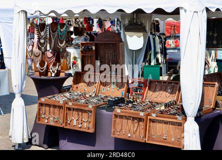 Vendita di bigiotteria souvenir in Piazza del mercato, Kauppatori, a Helsinki, Finlandia Foto Stock