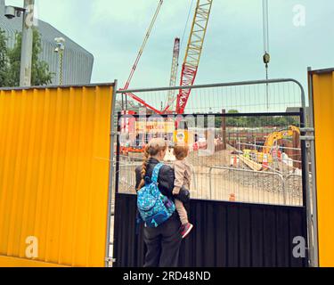 Glasgow, Scozia, Regno Unito 18 luglio 2023. Il Govan-Partick Pedestrian Bridge Progress offre un'ulteriore intrattenimento ai visitatori del museo sulla riva del fiume oggi. Credit Gerard Ferry/Alamy Live News Foto Stock