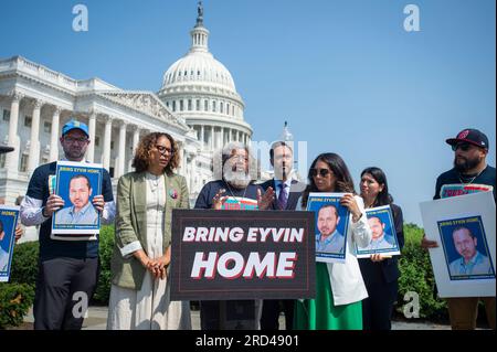 Pedro Martinez, padre di Eyvin Hernandez, chiede il rilascio di suo figlio, l'avvocato di Los Angeles Eyvin Hernandez, al Campidoglio degli Stati Uniti a Washington, DC, martedì 18 luglio 2023. Il signor Hernandez è stato arrestato in Venezuela dal marzo 2022. Credito: Rod Lamkey/CNP /MediaPunch Foto Stock