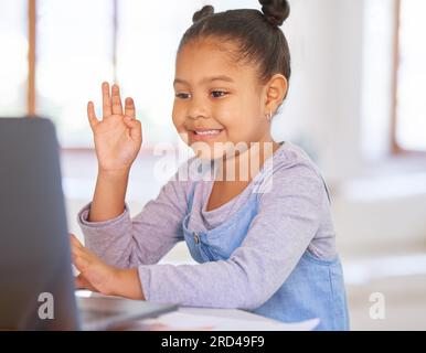 Videochiamate, computer e bambini o ragazze per l'istruzione domestica, l'e-learning e lezioni online per la conoscenza dell'asilo. Felice ragazzo africano saluta Foto Stock