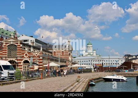 L'architetto Gustaf Nyström progettò l'Old Market Hall nel porto di Helsinki, la cattedrale di Helsinki e il municipio sullo sfondo, Helsinki, Finlandia Foto Stock