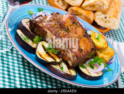 carne di maiale arrosto con verdure Foto Stock