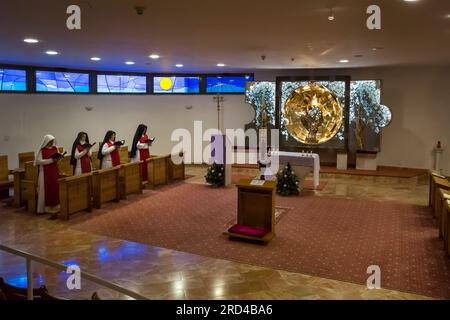 Gruppo di suore che pregano all'interno della Grotta del latte della Cappella della Madonna a Betlemme Foto Stock