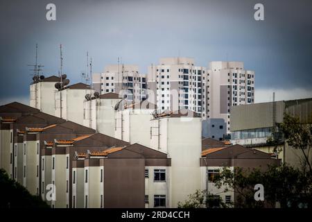 Osasco, Brasile. 18 luglio 2023. Il prezzo medio di affitto degli appartamenti residenziali è aumentato del 9,24% nel primo semestre di quest'anno e, secondo i dati dell'indice FipeZAP, è aumentato di tre volte l'inflazione del periodo. Nella foto, edifici residenziali a Osasco nella grande São Paolo. Crediti: Aloisio Mauricio/FotoArena/Alamy Live News Foto Stock