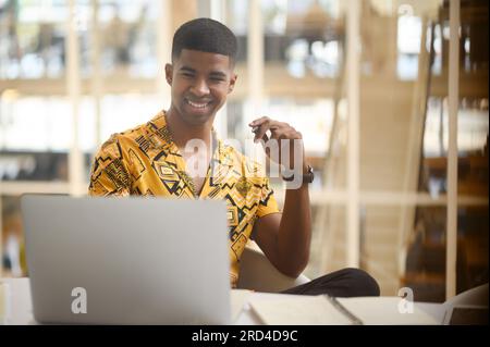 Sviluppa così tante idee fantastiche da solo. Foto di un giovane uomo d'affari che lavora su un portatile in un ufficio. Foto Stock