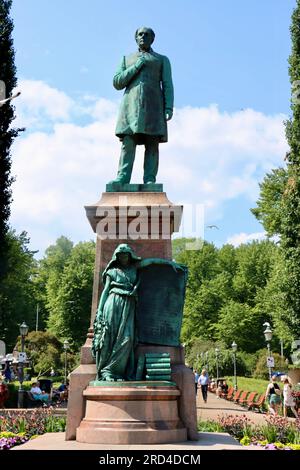 La statua di Johan Ludvig Runeberg, poeta nazionale finlandese, nel Parco Esplanadi nel centro di Helsinki, Finlandia Foto Stock
