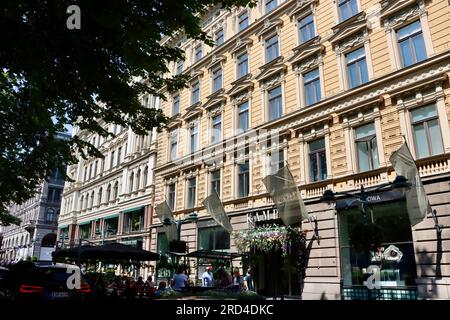 Edifici di architettura rinascimentale in via Pohjois Esplanadi presso il Parco Esplanadi nel centro di Helsinki, Finlandia Foto Stock