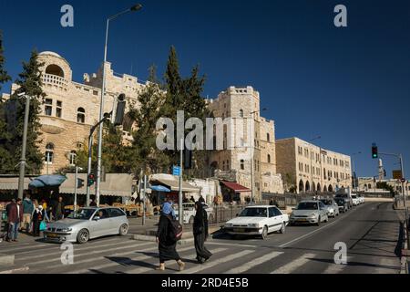 Due donne musulmane che attraversano Sultan Suleiman St a Gerusalemme Est Foto Stock