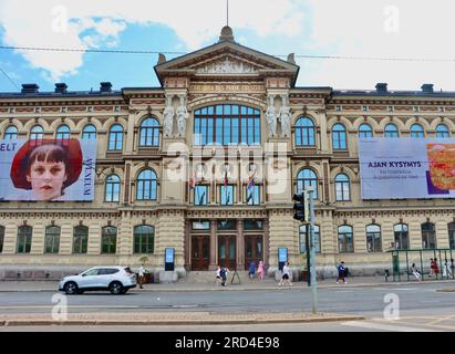 Museo d'arte Ateneum progettato da Theodor Höijer a Rautatientori, nel centro di Helsinki. Concordia res parvae crescunt (con concord piccole cose aumentano) Foto Stock