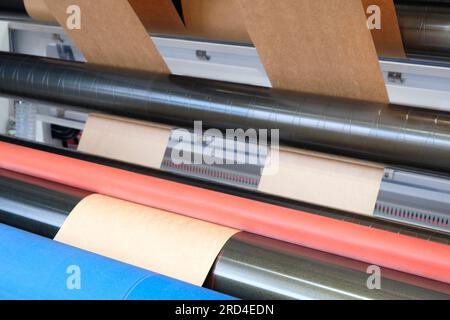 Stampa e confezionamento da rotoli di carta riciclata, macchina confezionatrice di buste industriale commerciale, fabbricazione di carta ondulata e contenitori di pappa Foto Stock