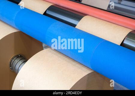Stampa e confezionamento da rotoli di carta riciclata, macchina confezionatrice di buste industriale commerciale, fabbricazione di carta ondulata e contenitori di pappa Foto Stock