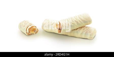 Barra di cioccolato bianco al caramello isolata su sfondo bianco. Con tracciato di ritaglio Foto Stock