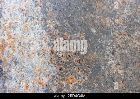 Corrosione di una vecchia lamiera con tracce di vernice vecchia e macchie di ruggine visibili. Foto Stock