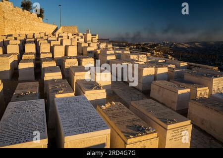 Vista panoramica del cimitero ebraico del Monte degli Ulivi con il fumo sulla Striscia di Gaza sullo sfondo, Gerusalemme, Israele Foto Stock