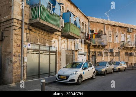 Vista laterale orizzontale di una strada di Mea Shearim, uno dei più antichi quartieri ebraici di Gerusalemme Ovest, popolato da ebrei haredi, Israele Foto Stock