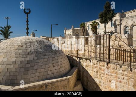 Vista orizzontale della cupola della moschea dai bastioni, cammina sulle mura della città Vecchia, Gerusalemme, Israele Foto Stock