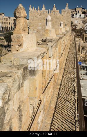 Vista verticale dei bastioni cammina sulle mura della città Vecchia di Gerusalemme, Israele Foto Stock