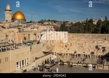 Vista panoramica del muro Occidentale, con la cupola della roccia della moschea al-Aqsa sullo sfondo, la città vecchia di Gerusalemme, Israele Foto Stock