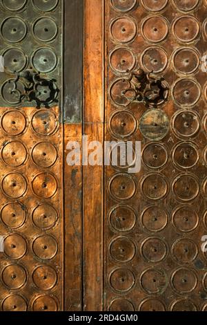 Vista ravvicinata verticale di una porta della Cupola della roccia sul Monte del Tempio nella città vecchia di Gerusalemme, Israele Foto Stock