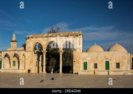 Vista orizzontale del qanatir sudoccidentale (archi) dell'Haram al Sharif sul Monte del Tempio della città Vecchia, Gerusalemme, Israele Foto Stock