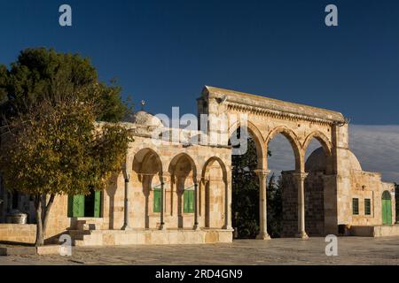 Vista orizzontale inclinata del qanatir sudoccidentale (archi) dell'Haram al Sharif sul Monte del Tempio della città Vecchia, Gerusalemme, Israele Foto Stock