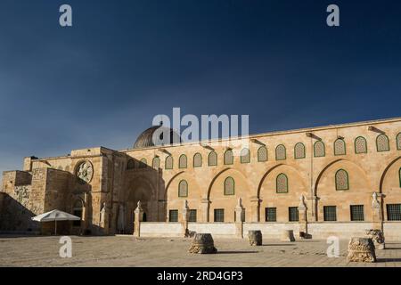 Vista orizzontale del cortile della moschea di al-Aqsa nel Monte del Tempio della città Vecchia, Gerusalemme, Israele Foto Stock