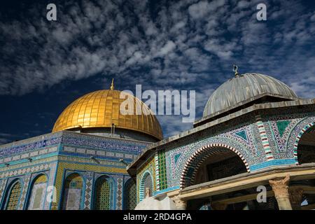 Vista orizzontale ad angolo basso della parte superiore della Cupola della catena e della Cupola della roccia sul Monte del Tempio della città Vecchia di Gerusalemme, Israele Foto Stock
