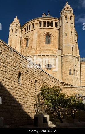 Vista verticale dall'angolo basso dell'Abbazia della Dormizione, Monte Sion, Gerusalemme, Israele Foto Stock