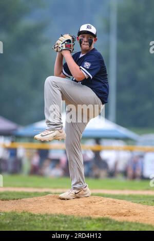 Danville, Stati Uniti. 17 luglio 2023. Berwick lanciatore titolare Rory Holloway lanciò contro un battitore Keystone durante la partita di campionato della Little League Baseball, 9-11 anni fa, Pennsylvania Section 3. Keystone sconfisse Berwick 6-2 in sette inning vincendo il titolo di sezione e avanzando al torneo statale. Credito: SOPA Images Limited/Alamy Live News Foto Stock