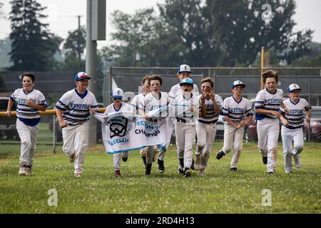 Danville, Stati Uniti. 17 luglio 2023. La squadra di baseball di 9-11 anni della Keystone Little League corre un giro di vittoria intorno al campo dopo aver vinto il campionato della Pennsylvania Section 3. Keystone sconfisse Berwick 6-2 in sette inning vincendo il titolo di sezione e avanzando al torneo statale. Credito: SOPA Images Limited/Alamy Live News Foto Stock