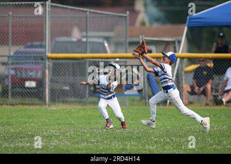 Danville, Stati Uniti. 17 luglio 2023. Gli outfielders di Keystone Austin Dupert (L) e Lincoln Prough (R) cercano di prendere una palla nel primo inning della partita di campionato della Little League Baseball 9-11 Year Old Pennsylvania Section 3. Keystone sconfisse Berwick 6-2 in sette inning vincendo il titolo di sezione e avanzando al torneo statale. Credito: SOPA Images Limited/Alamy Live News Foto Stock