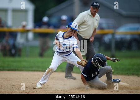 Danville, Stati Uniti. 17 luglio 2023. Jack Nespoli di Berwick scivola in sicurezza in seconda base mentre il lancio passa davanti a Ehan Nestor di Keystone nella partita del campionato Little League Baseball 9-11 Pennsylvania Section 3. Keystone sconfisse Berwick 6-2 in sette inning vincendo il titolo di sezione e avanzando al torneo statale. Credito: SOPA Images Limited/Alamy Live News Foto Stock