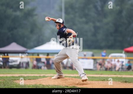 Danville, Stati Uniti. 17 luglio 2023. Berwick lanciatore titolare Rory Holloway lanciò contro un battitore Keystone durante la partita di campionato della Little League Baseball, 9-11 anni fa, Pennsylvania Section 3. Keystone sconfisse Berwick 6-2 in sette inning vincendo il titolo di sezione e avanzando al torneo statale. Credito: SOPA Images Limited/Alamy Live News Foto Stock