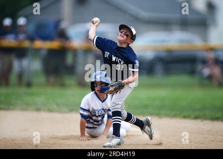 Danville, Stati Uniti. 17 luglio 2023. L'interbase di Berwick Cameron Warner passa al primo dopo essere salito in seconda base per forzare il corridore di Keystone Carter Miller nel primo inning della partita di campionato della Little League Baseball, 9-11 anni, Pennsylvania Section 3. Keystone sconfisse Berwick 6-2 in sette inning vincendo il titolo di sezione e avanzando al torneo statale. Credito: SOPA Images Limited/Alamy Live News Foto Stock