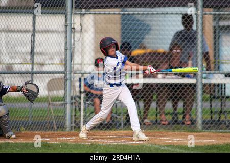 Danville, Stati Uniti. 17 luglio 2023. I Lincoln Prough di Keystone battono nel primo inning della Little League Baseball, 9-11 anni fa, nella partita di campionato della Pennsylvania Section 3. Keystone sconfisse Berwick 6-2 in sette inning vincendo il titolo di sezione e avanzando al torneo statale. Credito: SOPA Images Limited/Alamy Live News Foto Stock