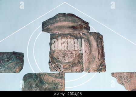 Ricostruzione precoce della testa della Gorgone - parte del frontone principale del tempio di Sulis Minerva, che era situato presso la sorgente di Bath. Oggi è generalmente riconosciuto che è probabilmente opera di scultori della Gallia nel tardo i secolo d.C. Scansione di archivio da un vetrino. Agosto 1970. Foto Stock