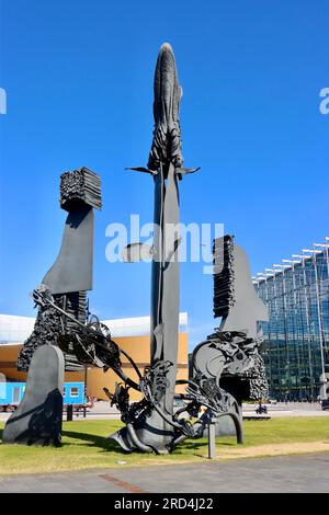 Scultura dell'artista Reijo Hukkanen, Laulupuut (alberi Song) di fronte a Musiikkitalo, Helsinki Music Center, Helsinki, Finlandia Foto Stock