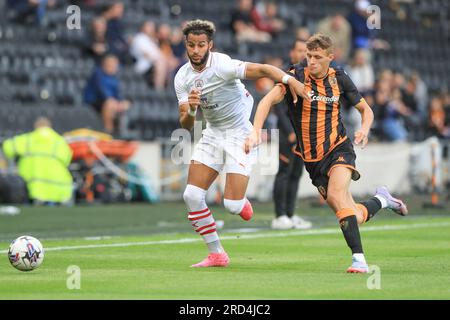 Hull, Regno Unito. 18 luglio 2023. Barry cotter n. 17 di Barnsley rompe con la palla durante la partita amichevole pre-stagionale Hull City vs Barnsley al MKM Stadium di Hull, Regno Unito, 18 luglio 2023 (foto di Alfie Cosgrove/News Images) a Hull, Regno Unito il 18/7/2023. (Foto di Alfie Cosgrove/News Images/Sipa USA) credito: SIPA USA/Alamy Live News Foto Stock