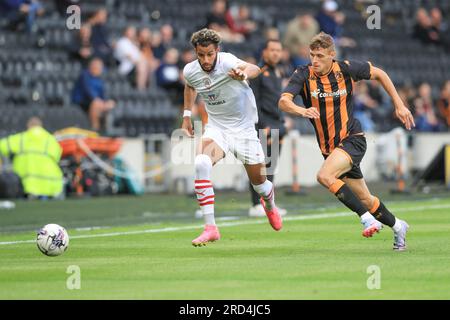 Hull, Regno Unito. 18 luglio 2023. Barry cotter n. 17 di Barnsley rompe con la palla durante la partita amichevole pre-stagionale Hull City vs Barnsley al MKM Stadium di Hull, Regno Unito, 18 luglio 2023 (foto di Alfie Cosgrove/News Images) a Hull, Regno Unito il 18/7/2023. (Foto di Alfie Cosgrove/News Images/Sipa USA) credito: SIPA USA/Alamy Live News Foto Stock